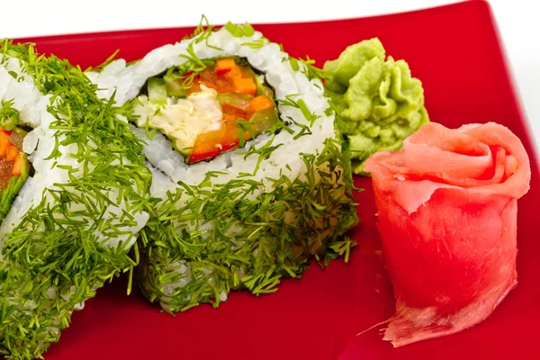Японский вегетарианский ролл с укропом и овощами — стоковое фото