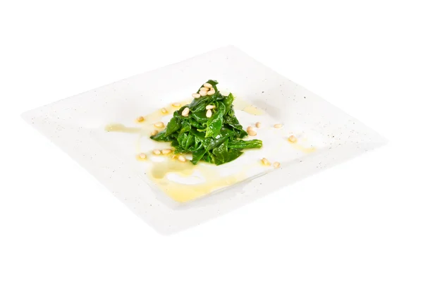 Πιάτο του το σπανάκι με καρύδι κέδρος — Φωτογραφία Αρχείου