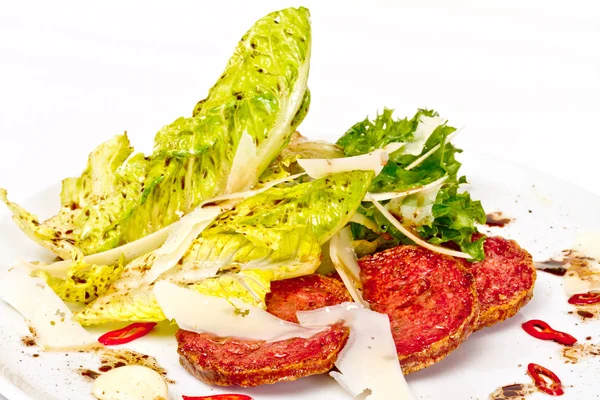 Salat aus Bratwürsten, Salat mit Sauerrahmsoße — Stockfoto