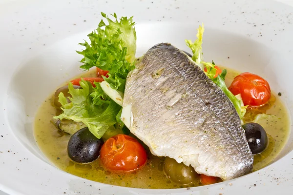 Рыбный суп с дорадо и овощами — стоковое фото