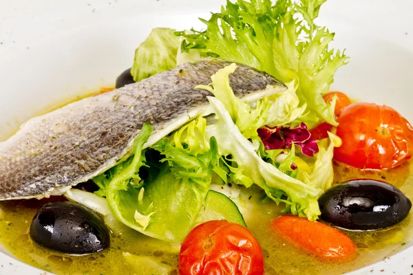 Рыбный суп с дорадо и овощами — стоковое фото