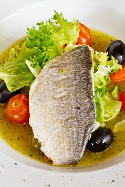 Zupa rybna z warzywami i dorado — Zdjęcie stockowe