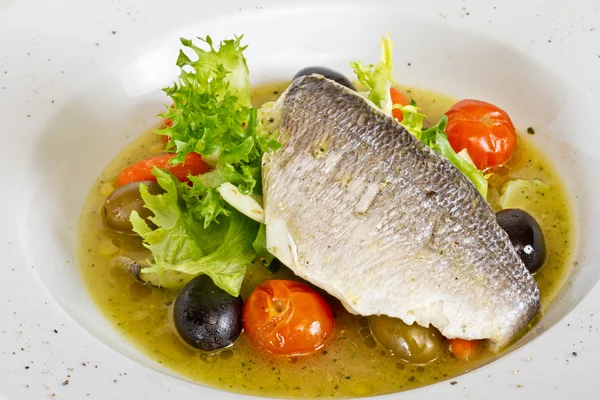 Zupa rybna z warzywami i dorado — Zdjęcie stockowe