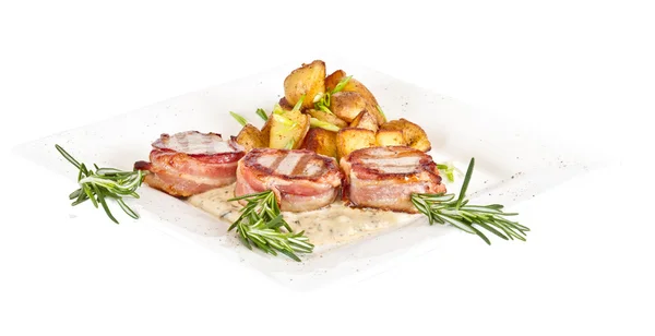 Domuz eti, ızgara sebzeler ile sarılı ızgara biftek — Stok fotoğraf