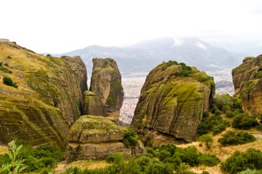 Meteora kayalıklarla ve Manastırlar