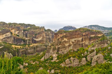 Meteora kayalıklarla ve Manastırlar