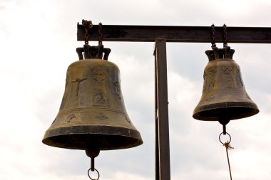 Gün batımında eski kilise çanları