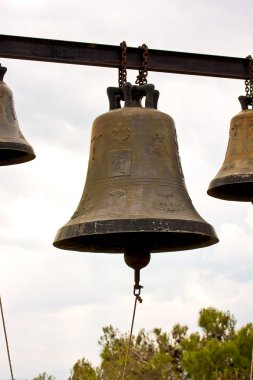 Gün batımında eski kilise çanları