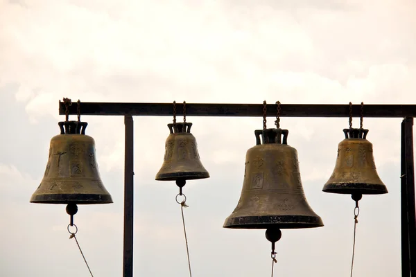 Vecchie campane della chiesa al tramonto — Foto Stock