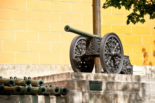 モスクワのクレムリンの古代大砲 — ストック写真