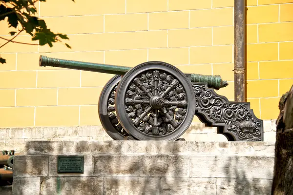 Древняя пушка в Московском Кремле — стоковое фото