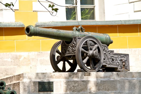 Древняя пушка в Московском Кремле — стоковое фото