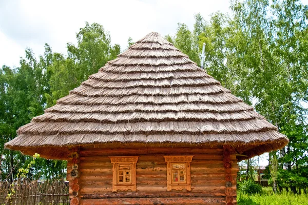 Ancienne maison en bois dans village — Photo