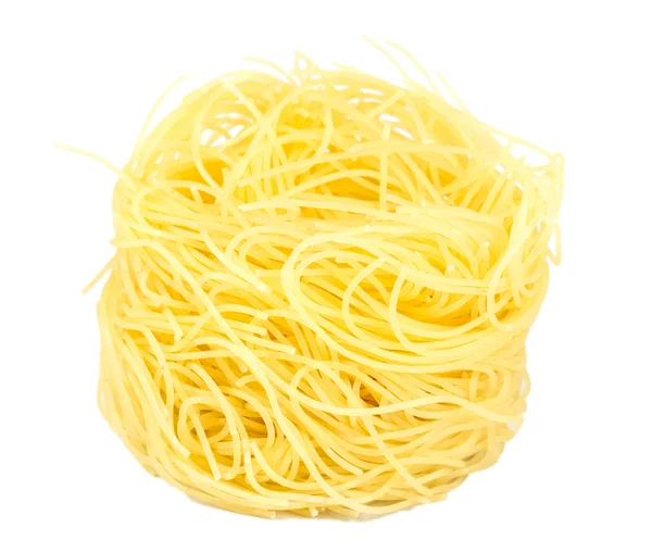 En del av tagliatelle italiensk pasta isolerad på vit — Stockfoto