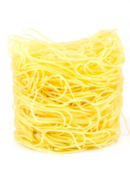 Une portion de tagliatelle pâtes italiennes isolées sur blanc — Photo