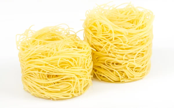 Eine Portion Tagliatelle italienische Pasta isoliert auf weiß — Stockfoto