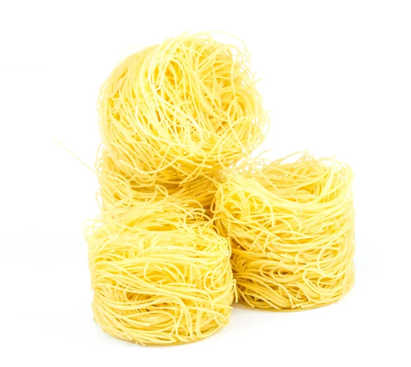 En del av tagliatelle italiensk pasta isolerad på vit — Stockfoto
