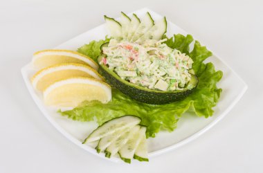 Yengeç eti salata avokado - Japonya mutfak yeşil havyar ile