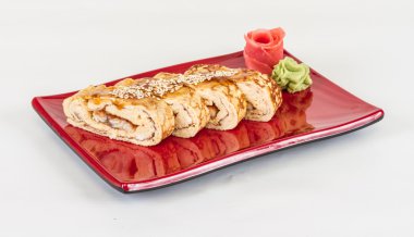 omlet maki sushi - içinde füme yılan balığı bir rulo yaptı. ile tepesinde