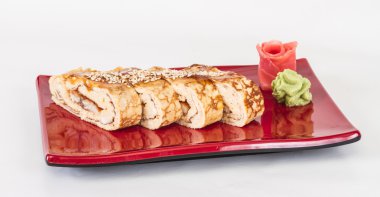 omlet maki sushi - içinde füme yılan balığı bir rulo yaptı. ile tepesinde