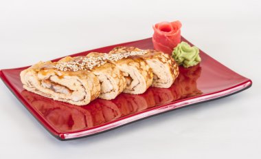 omlet maki sushi - içinde füme yılan balığı bir rulo yaptı. ile tepesinde