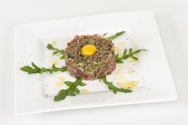 Steak tartare ile yumurta