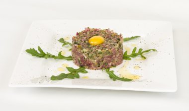 Steak tartare ile yumurta