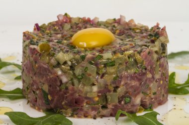 Steak tartare ile yumurta