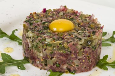 Steak tartare ile yumurta