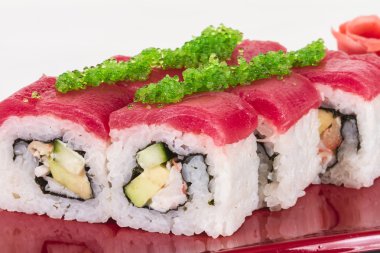 Maki sushi - rulo Yengeç, avokado, salatalık içinde yaptı. taze