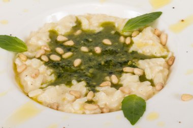 otlar ve sedir fındık üzerinde whit ile lezzetli risotto yemek fotoğrafı