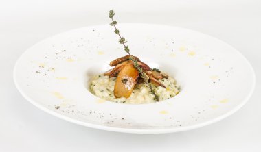 lezzetli risotto yemek otlar ve mantarlı whit üzerinde fotoğraf