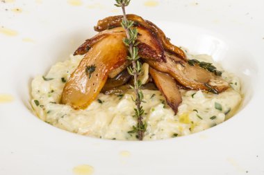 lezzetli risotto yemek otlar ve mantarlı whit üzerinde fotoğraf