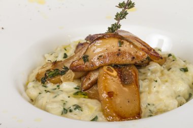 lezzetli risotto yemek otlar ve mantarlı whit üzerinde fotoğraf