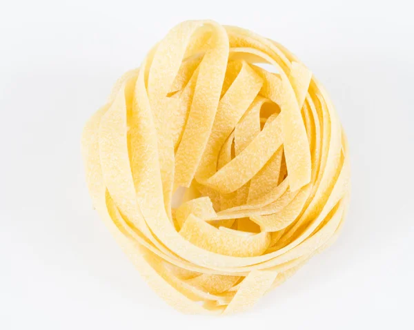 Italienische Pasta fettuccine Nest isoliert auf weißem Hintergrund — Stockfoto