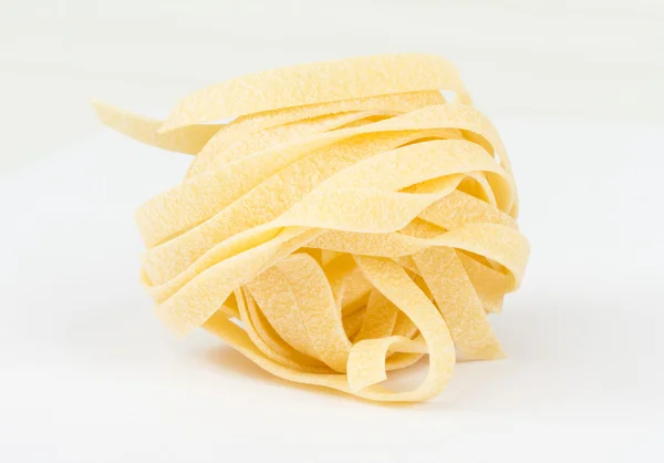 İtalyan makarna fettucine yuvası beyaz arka planda izole — Stok fotoğraf
