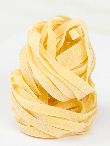 Pasta italian fettucccine sarang terisolasi pada latar belakang putih — Stok Foto