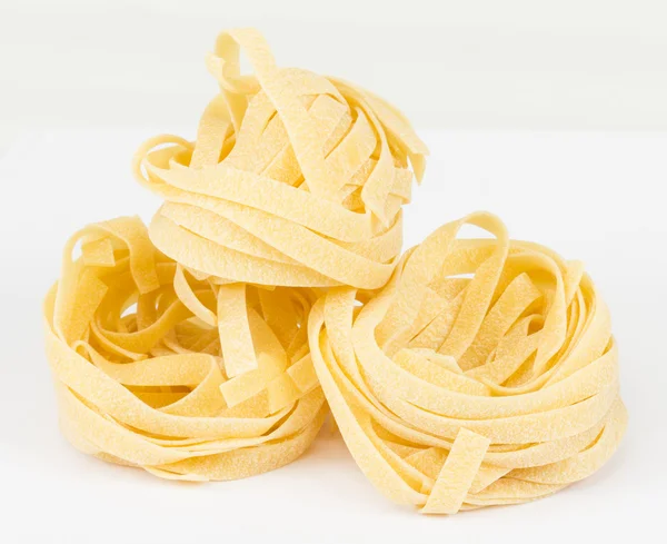 Italiensk pasta fettuccine bo isolerad på vit bakgrund — Stockfoto