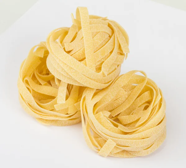 Italský těstoviny fettuccine hnízdo izolované na bílém pozadí — Stock fotografie