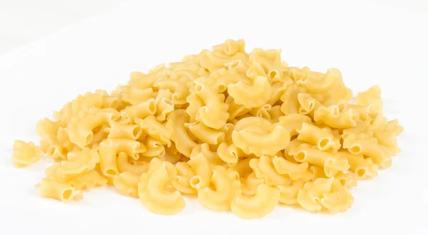 Pâtes italiennes (macaroni) isolées sur fond blanc — Photo