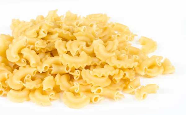 Pâtes italiennes (macaroni) isolées sur fond blanc — Photo