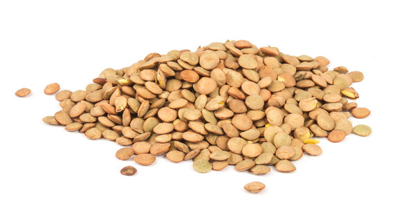 Чечевица изолированы на белом фоне