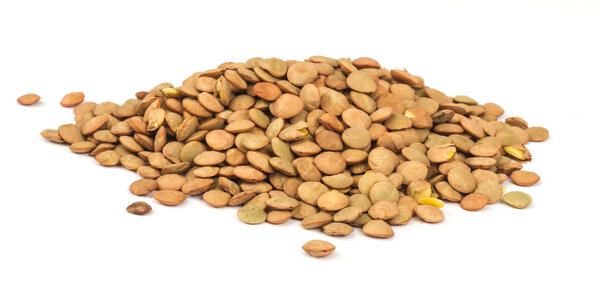 Чечевица изолированы на белом фоне