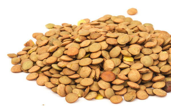Чечевица изолированы на белом фоне