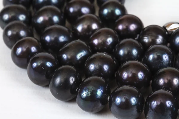Primer plano de un collar de perlas negro — Foto de Stock