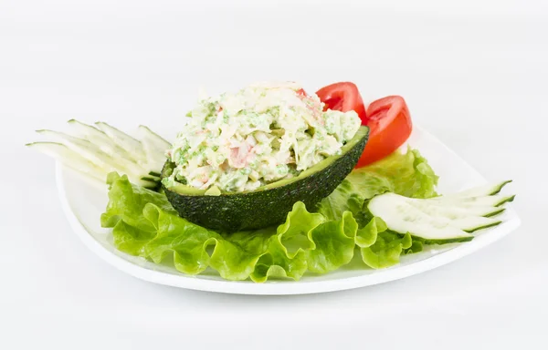 Krabbenfleischsalat mit grünem Kaviar in Avocado - japanische Küche — Stockfoto