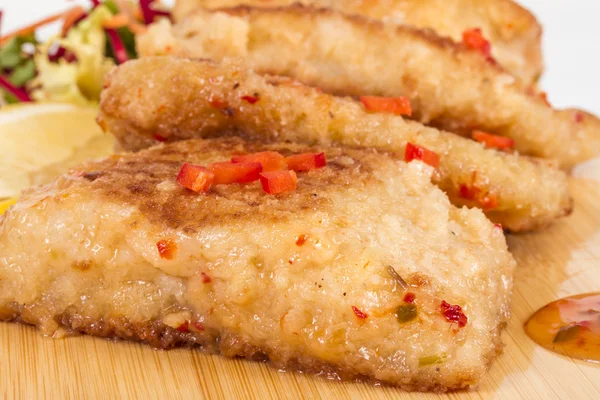 Filetes de pescado frito con ensalada . — Foto de Stock