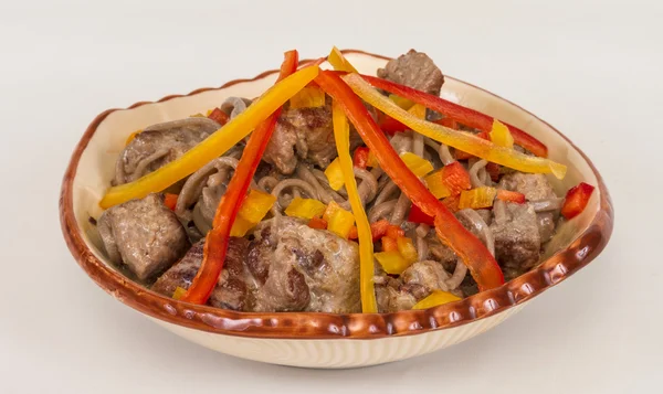 Asya tarzı noodle ile domuz eti, baharatlı ve nefis lezzetli — Stok fotoğraf