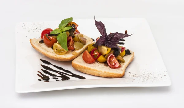 Pomodori succosi sul pane fresco, pesto come condimento — Foto Stock