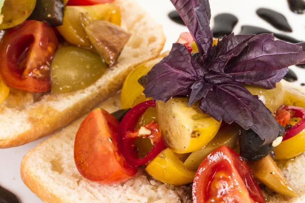 Tomates jugosos en pan fresco, pesto como cobertura —  Fotos de Stock